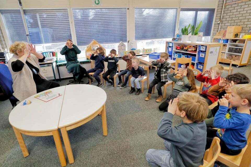 Maximiliaan is trouwens een heel lastig woord, gelukkig helpt het gebaar met het brilletje.