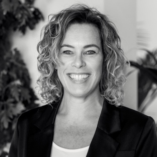 Afbeelding met Menselijk gezicht, persoon, glimlach, kledingDoor AI gegenereerde inhoud is mogelijk onjuist.