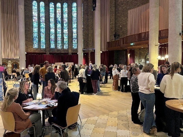 Afbeelding met kleding, persoon, meubels, personDoor AI gegenereerde inhoud is mogelijk onjuist.