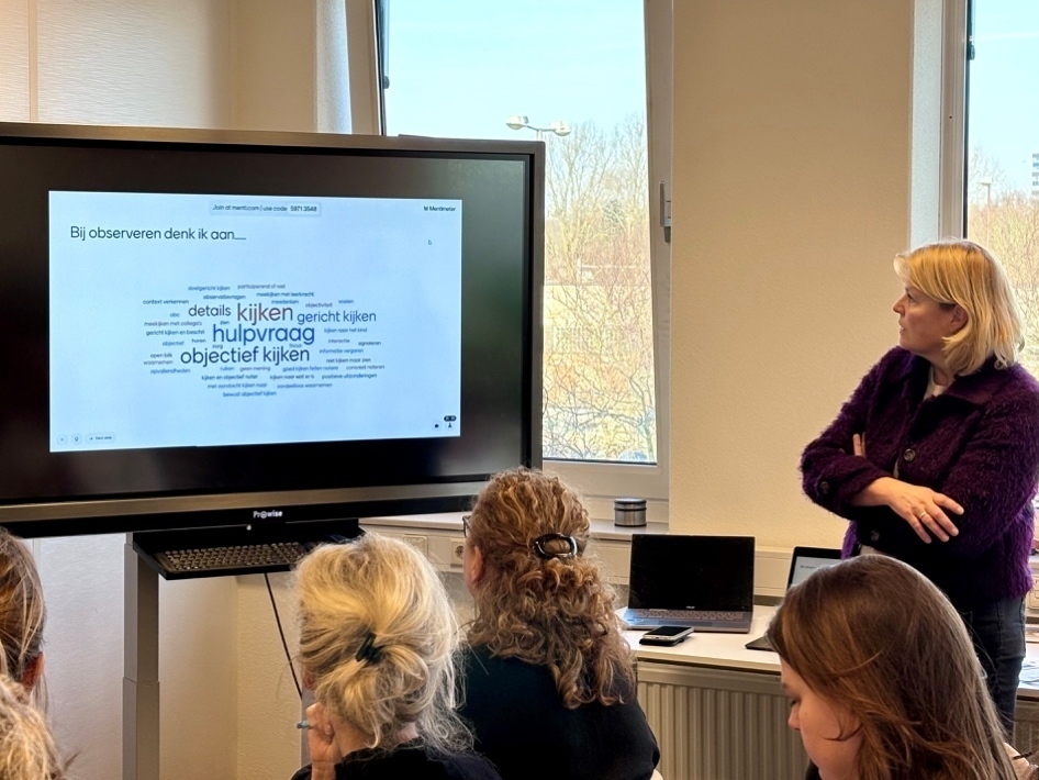 Afbeelding met overdekt, kleding, persoon, tekstDoor AI gegenereerde inhoud is mogelijk onjuist.