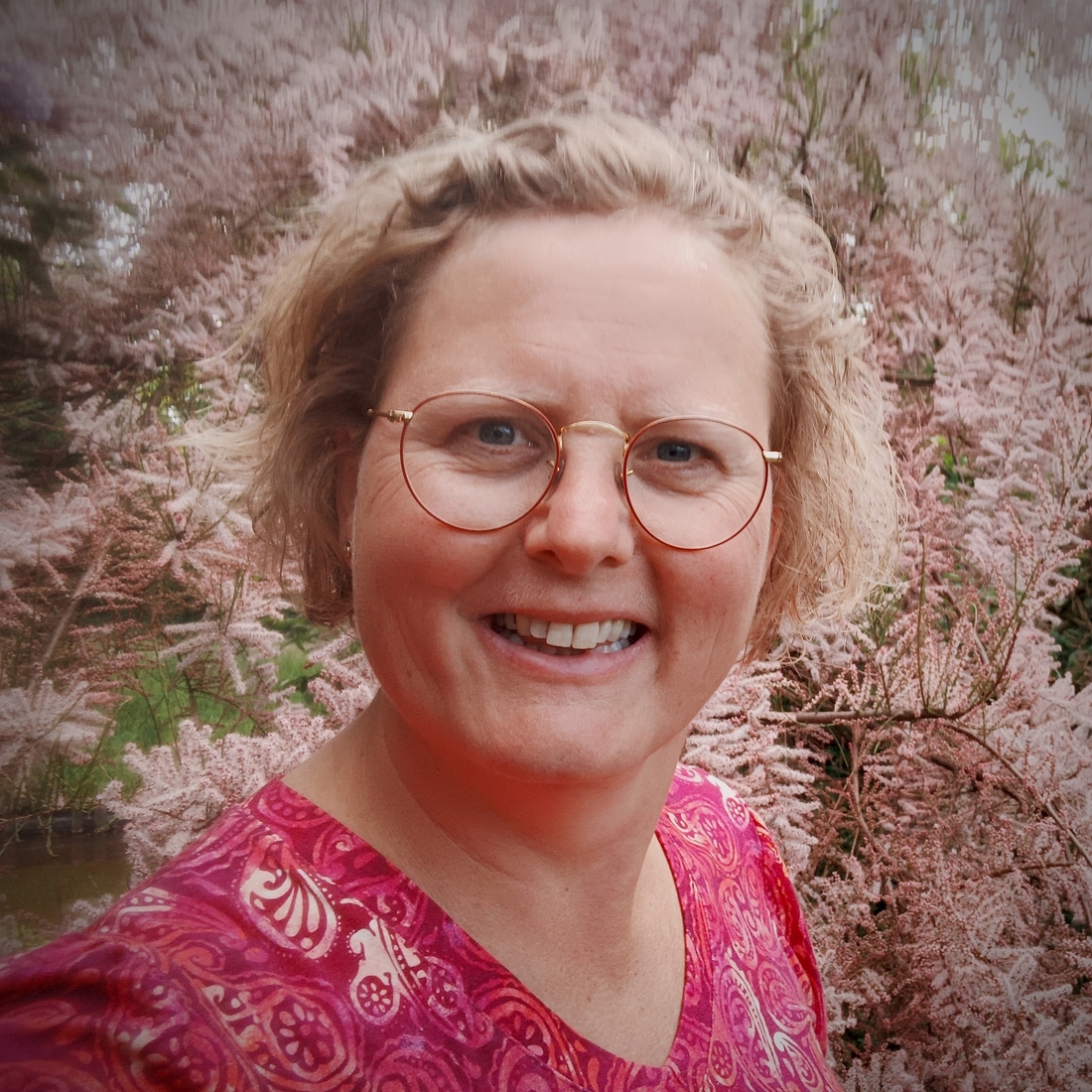 Afbeelding met Menselijk gezicht, persoon, glimlach, portretAutomatisch gegenereerde beschrijving